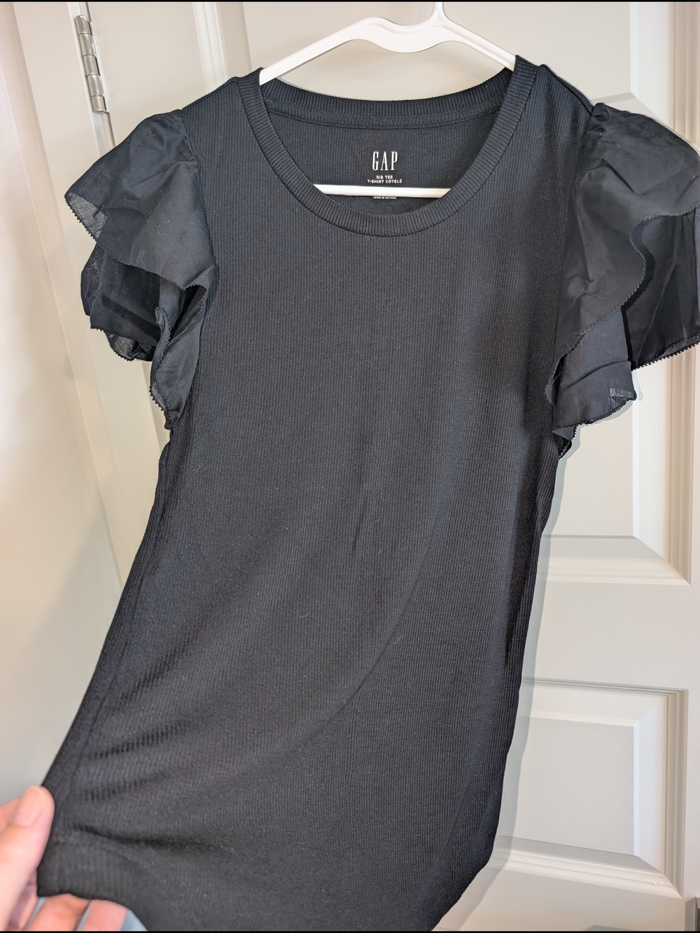 2/20$ 💓 NWOT GAP Black Ruffle Sleeve Ribbed Top